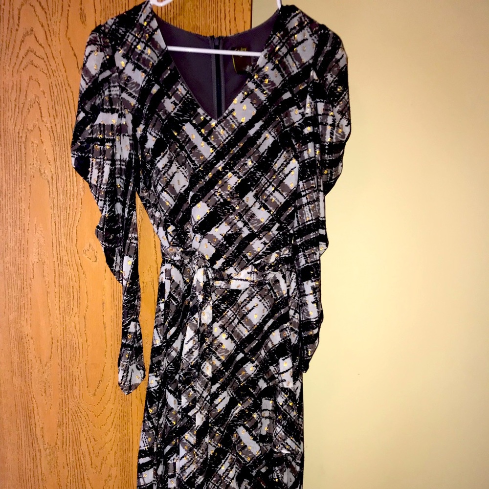 Pictures don’t do justice. Very pretty dress!!